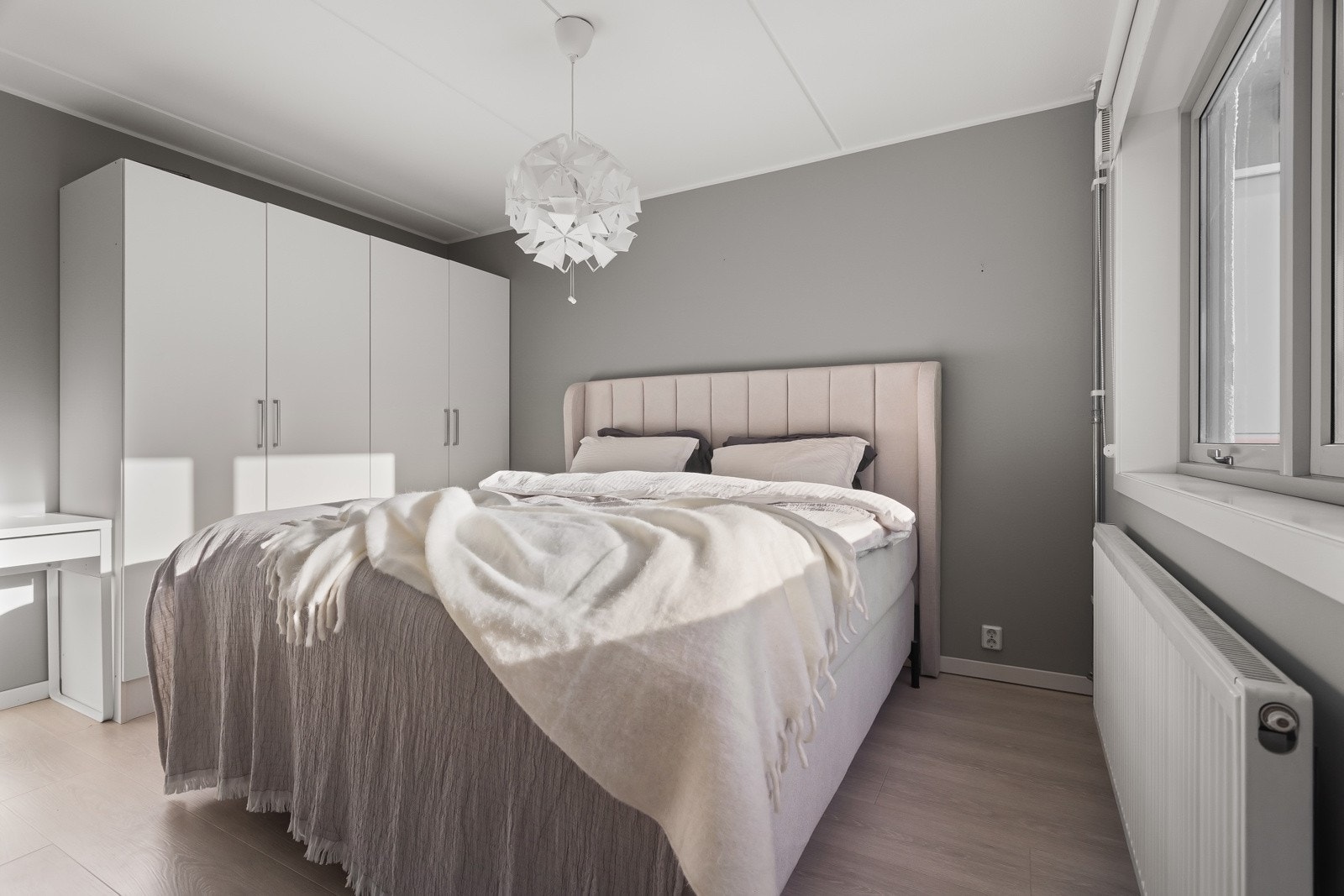 God plass til dobbeltseng og garderobeskap på hovedsoverommet. Galleribilde