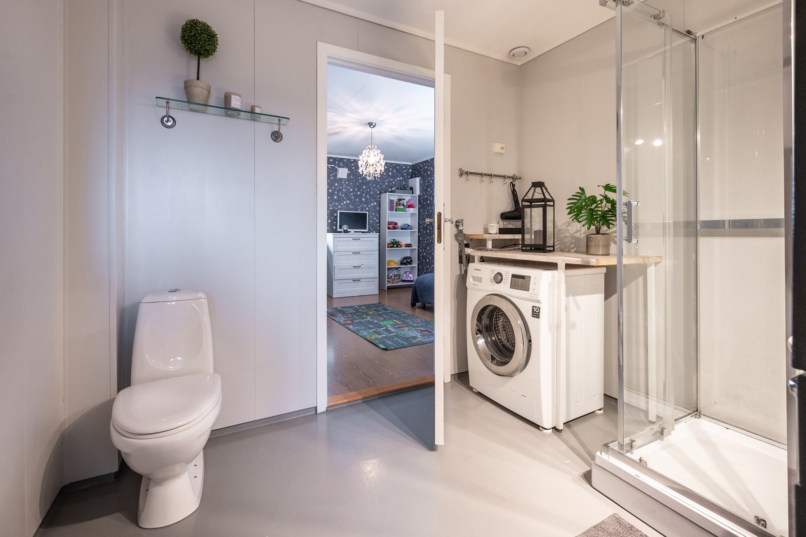 Badet ligger mellom leilighetens to soverom. Soverommet på bildet er nylig malt. Galleribilde