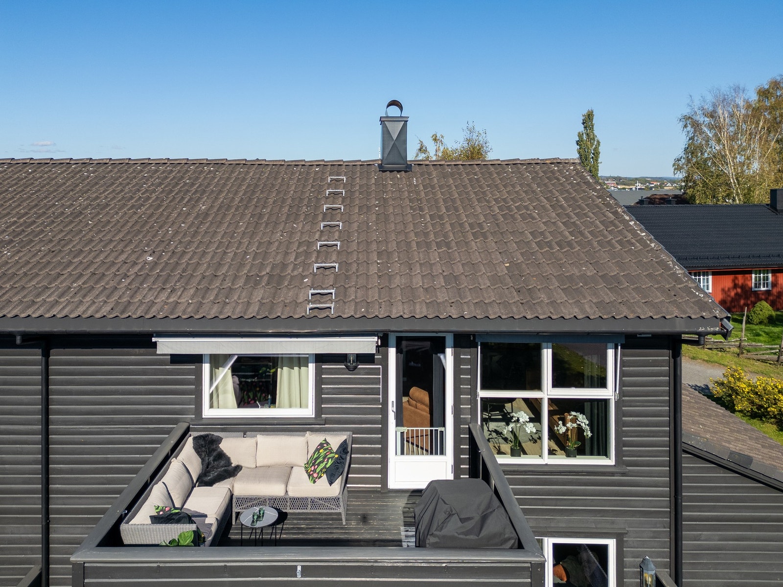 Det er monter to markiser (fra 2016) over vinduene mot syd. Galleribilde