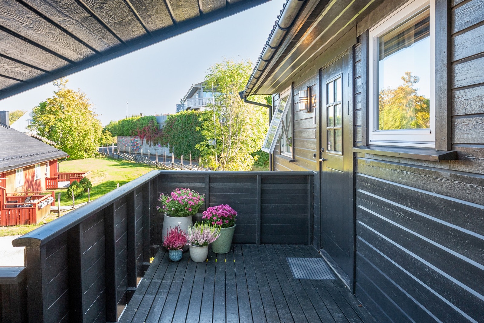 Inngangspartiet er delvis overbygget. Dette er en fin frokostplass. Galleribilde