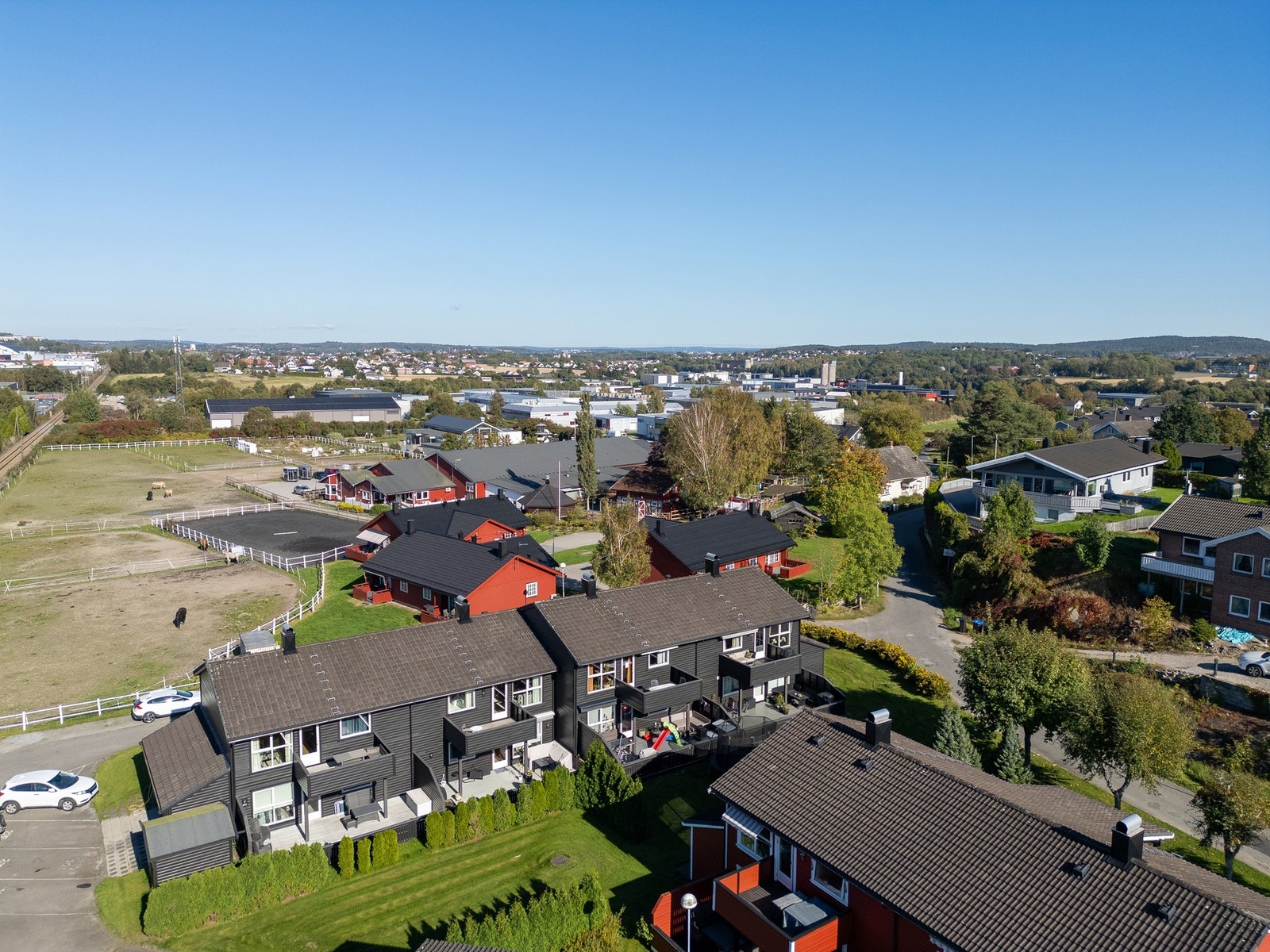 Dette er et fint sted å bo med nærhet til lekeplass, idrettsanlegg og Nøkleby barneskole. Galleribilde