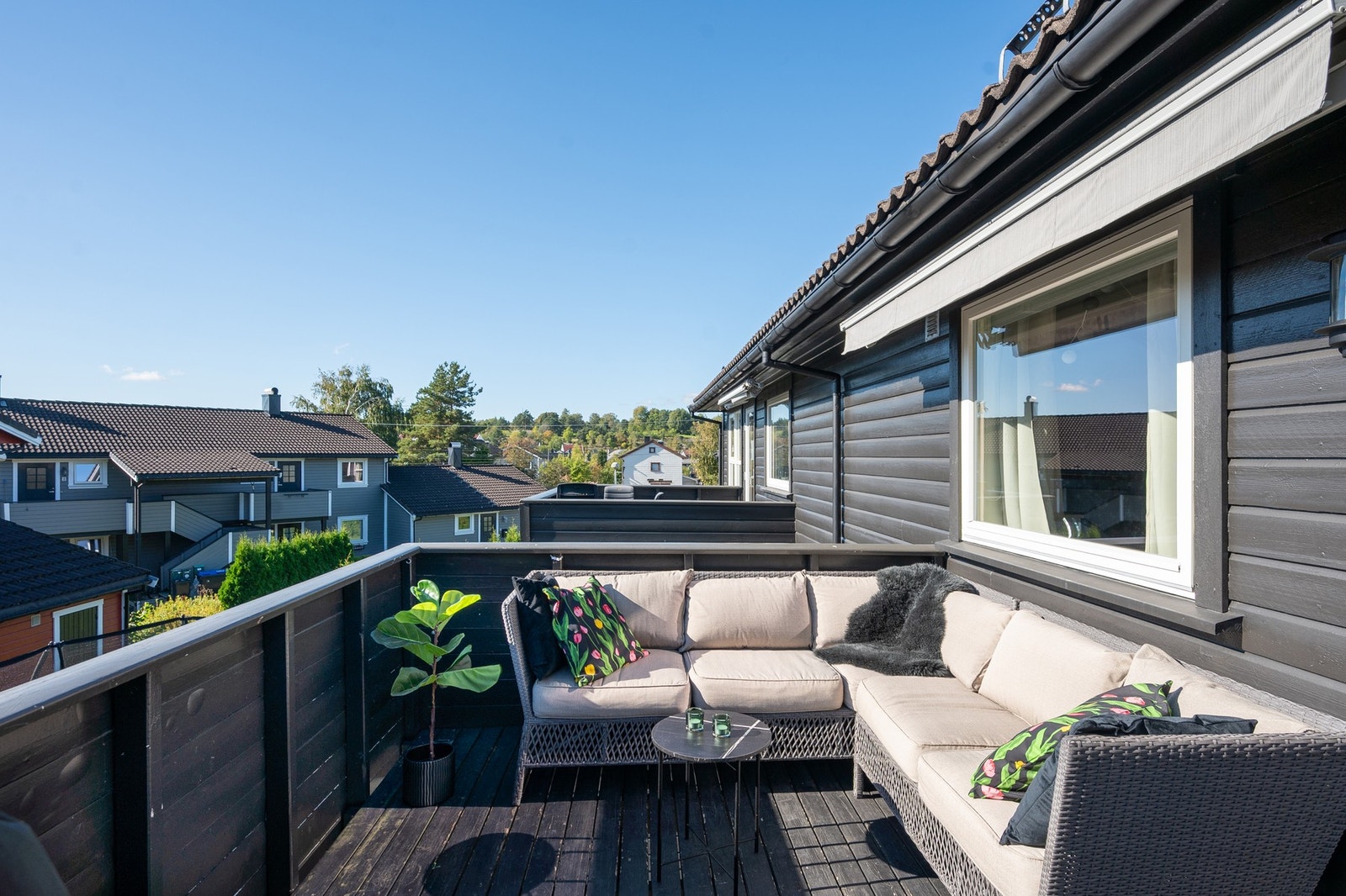 Fra stuen er det utgang til en sydvestvendt balkong på ca. 10 kvm. Galleribilde