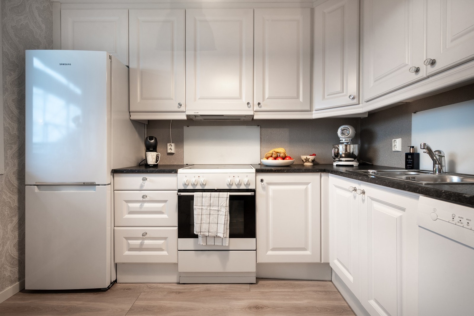 Innredningen har frittstående komfyr, vaskemaskin og kjøleskap med fryserdel (medfølger ikke). Galleribilde