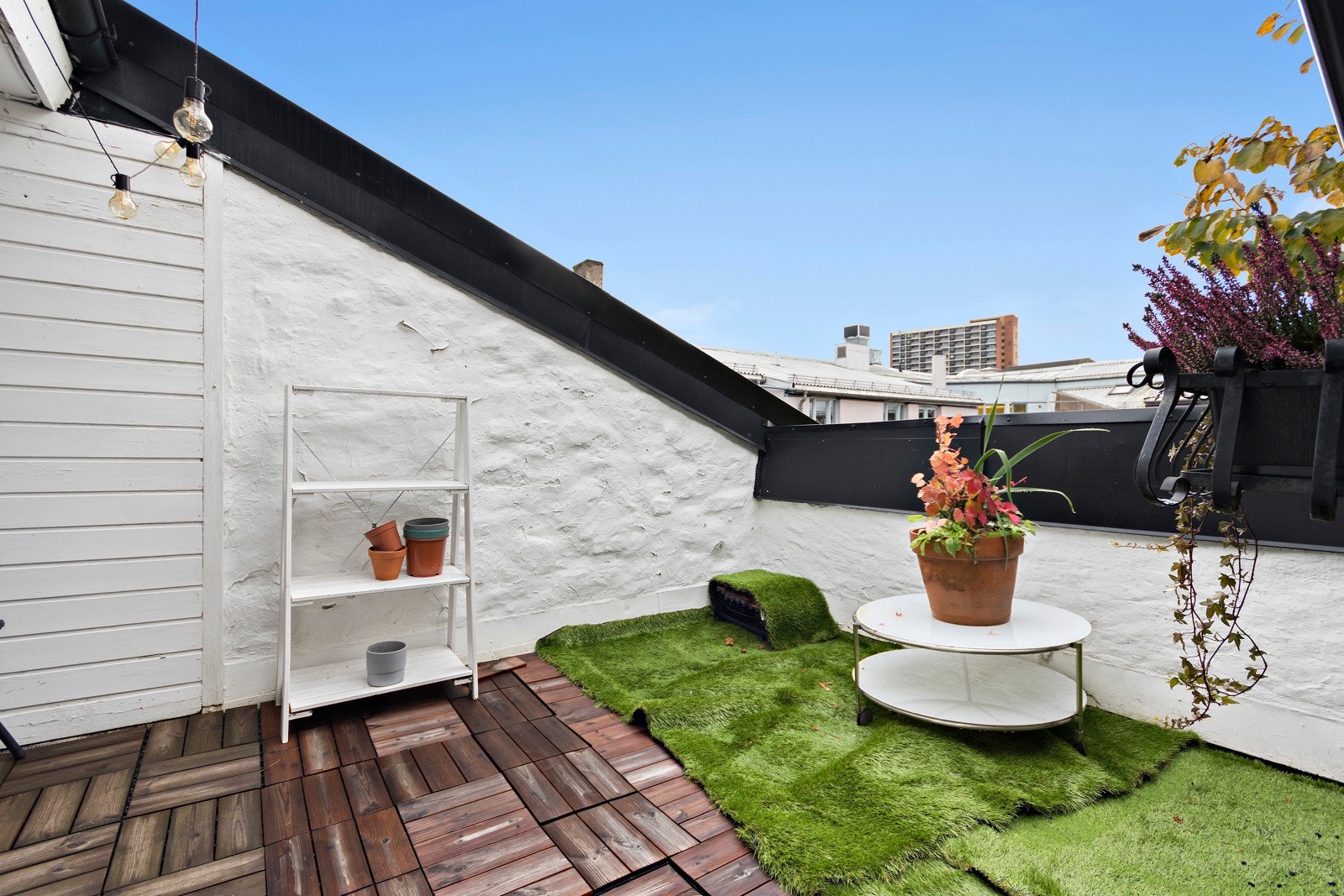 En av loftsleilighetene har en egen takterrasse. Galleribilde