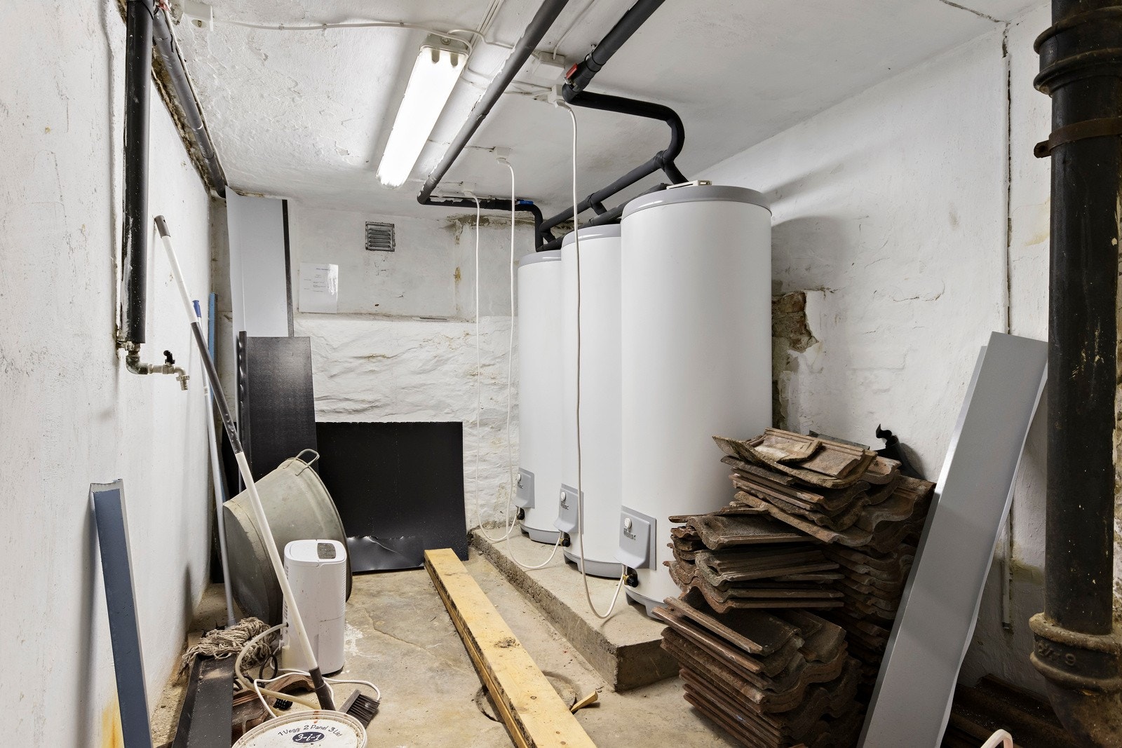 Tre varmtvannsberedere leverer felles varmtvann. Berederne er hver på 300 liter og ble montert i 2020. Galleribilde