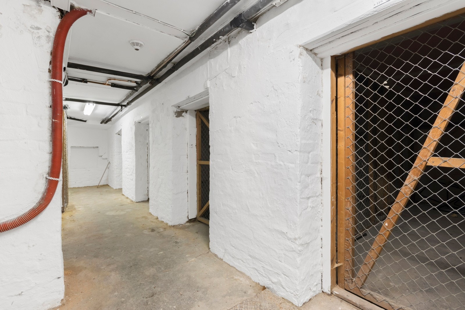 Kjelleren har bodarealer. Galleribilde