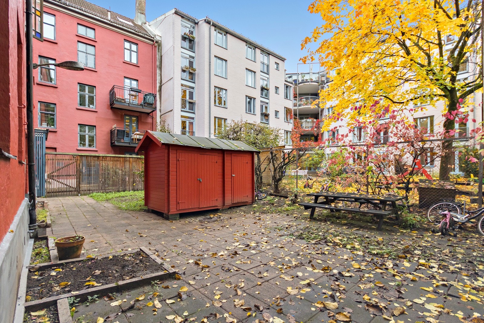 Det er en egen utebod til redskaper mm. Galleribilde