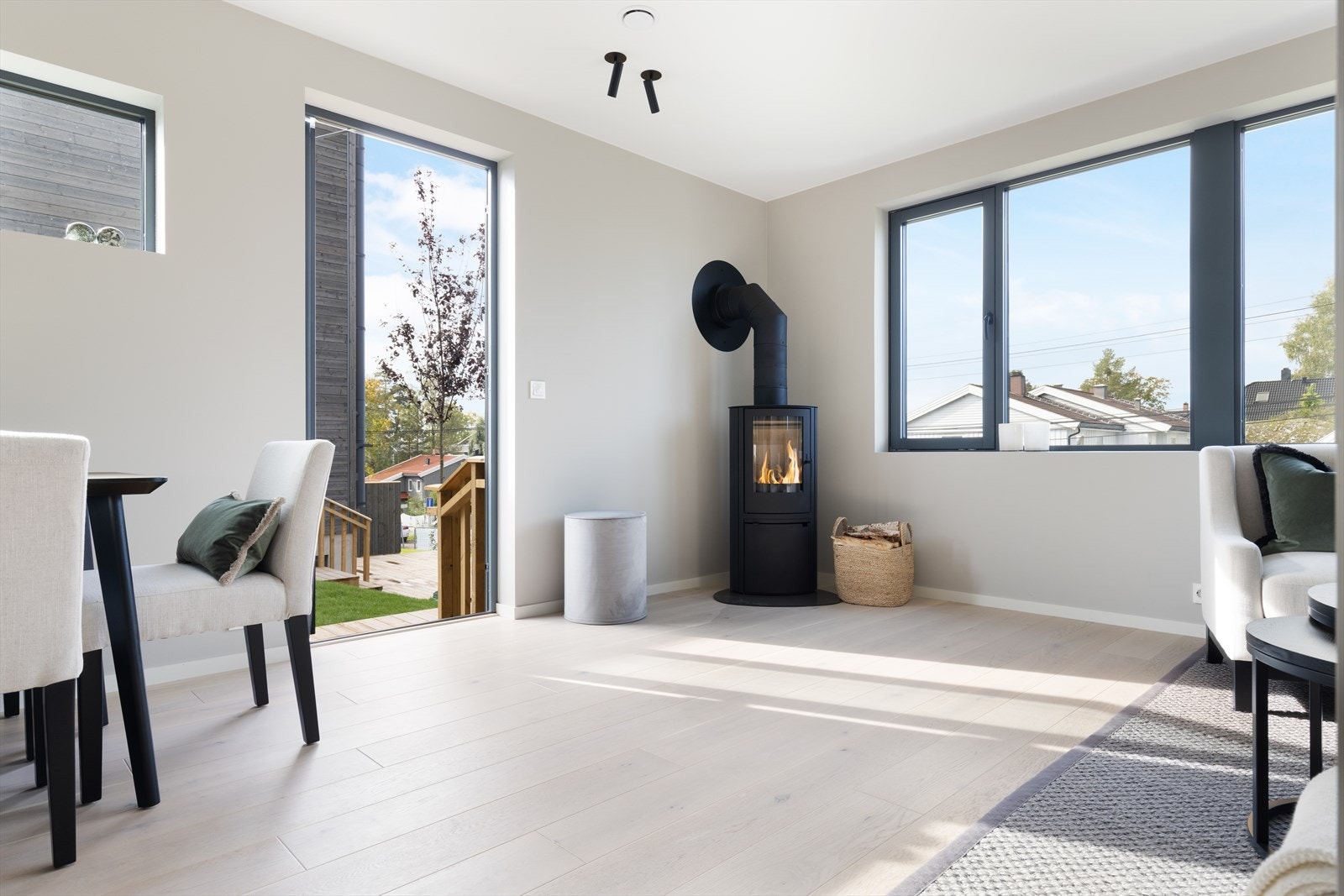 Fra stuen er det utgang til uteplassen Galleribilde