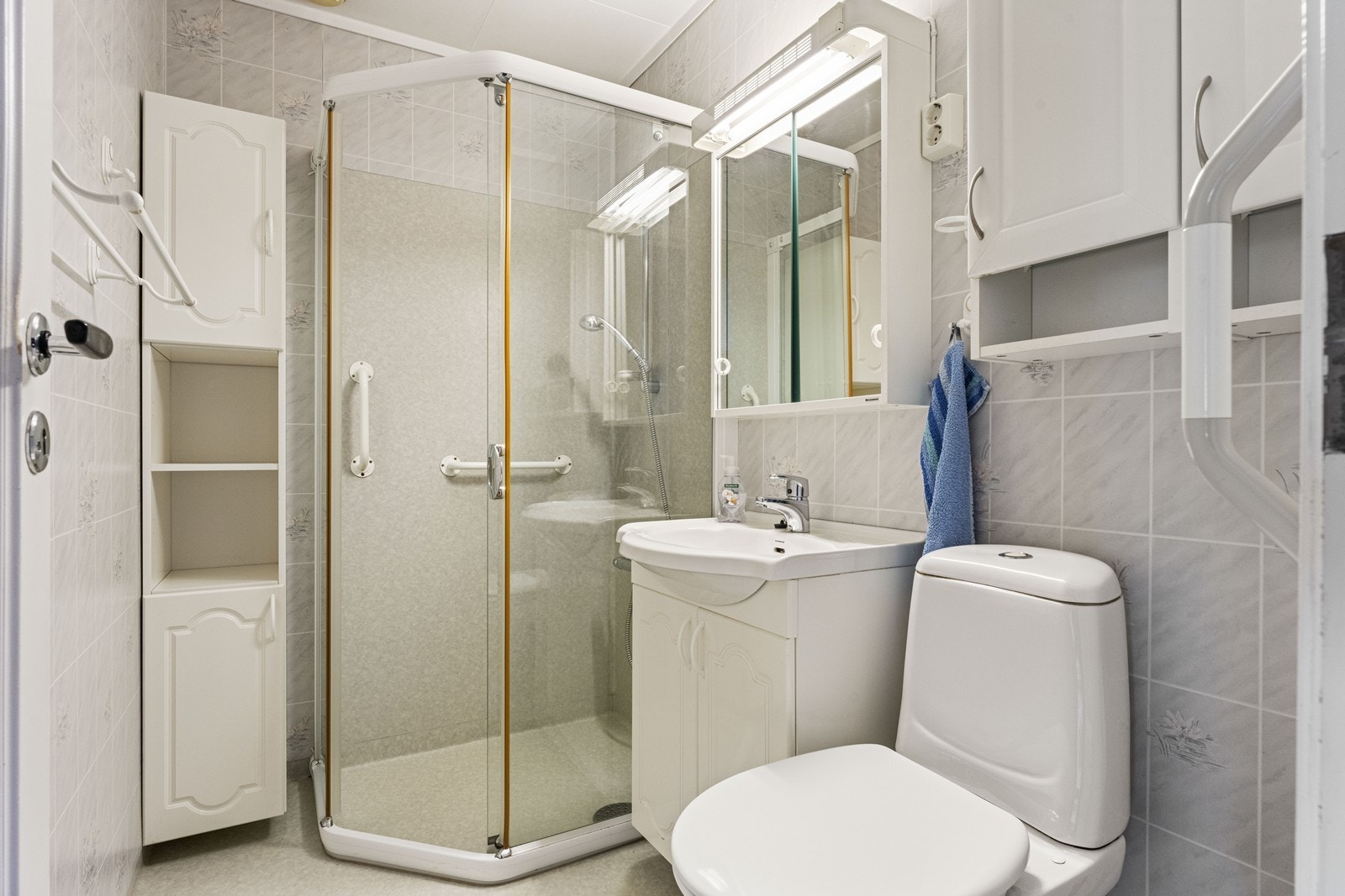 Bad med wc, vask og dusj Galleribilde