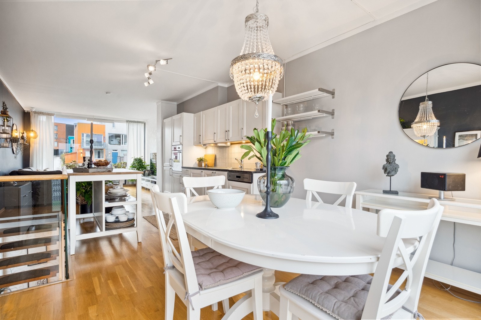 God plass til venner og familie på spisestuen for gode måltider og hyggelige spillkvelder. Galleribilde