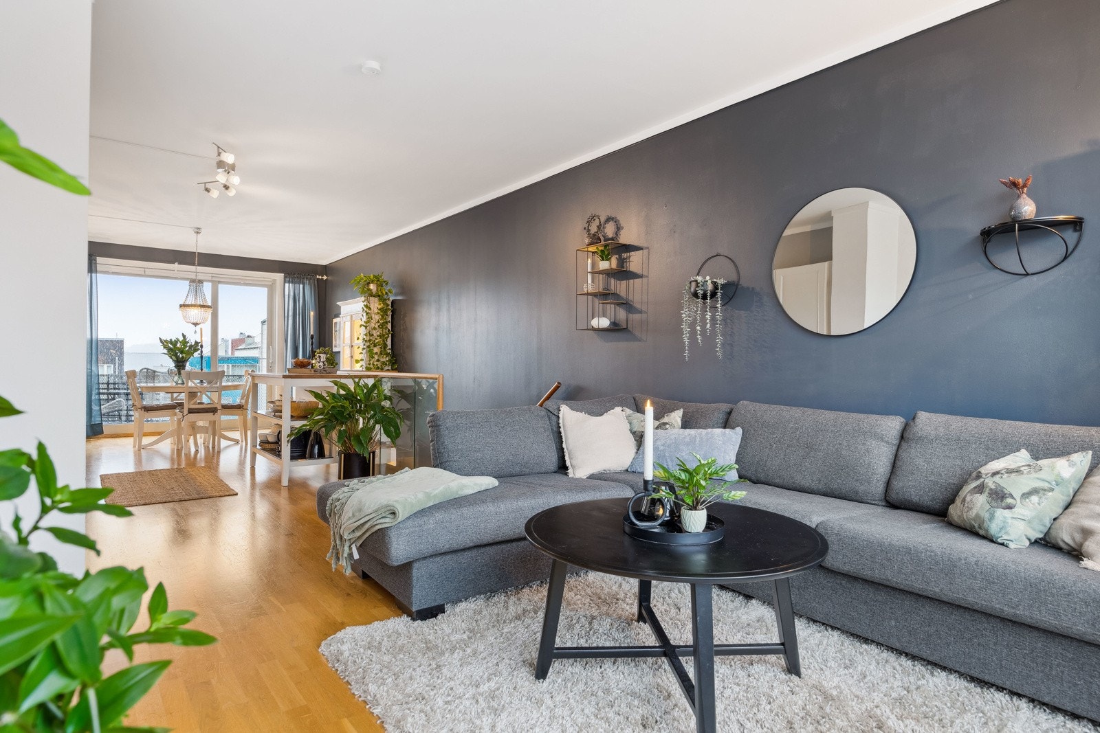 Allrommet oppleves som særdeles lyst og luftig, med store vindusflater på begge yttervegger. Galleribilde