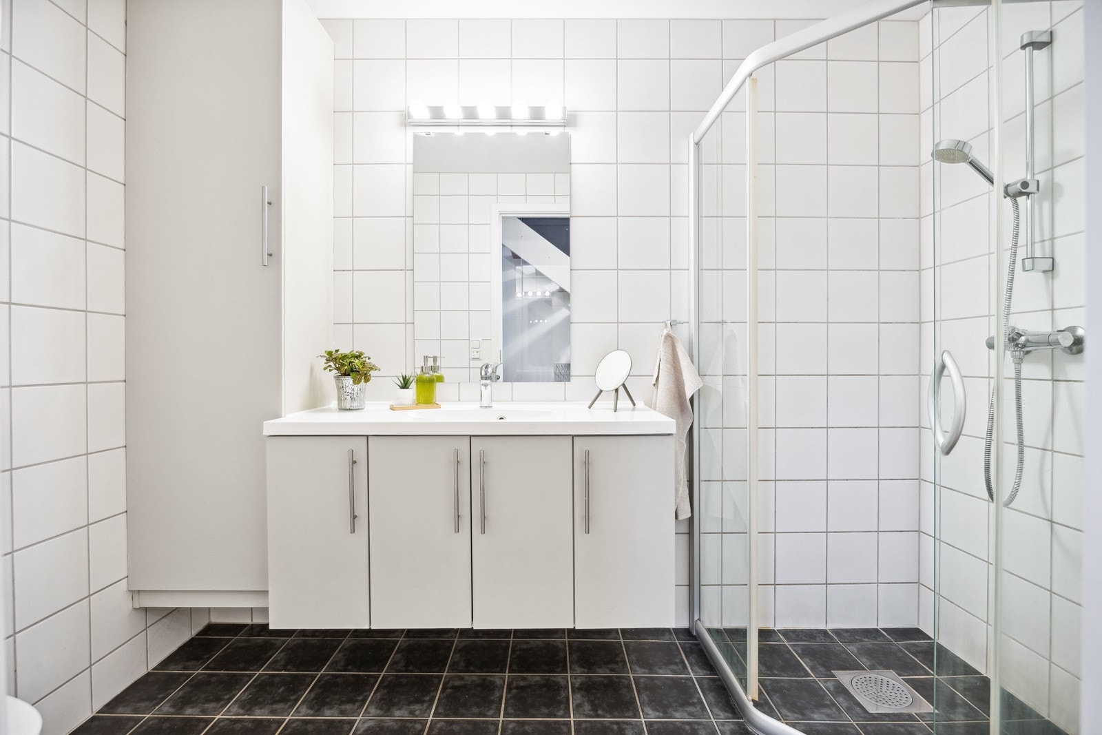 Det er god plass til oppbevaring av toalettartikler. Galleribilde