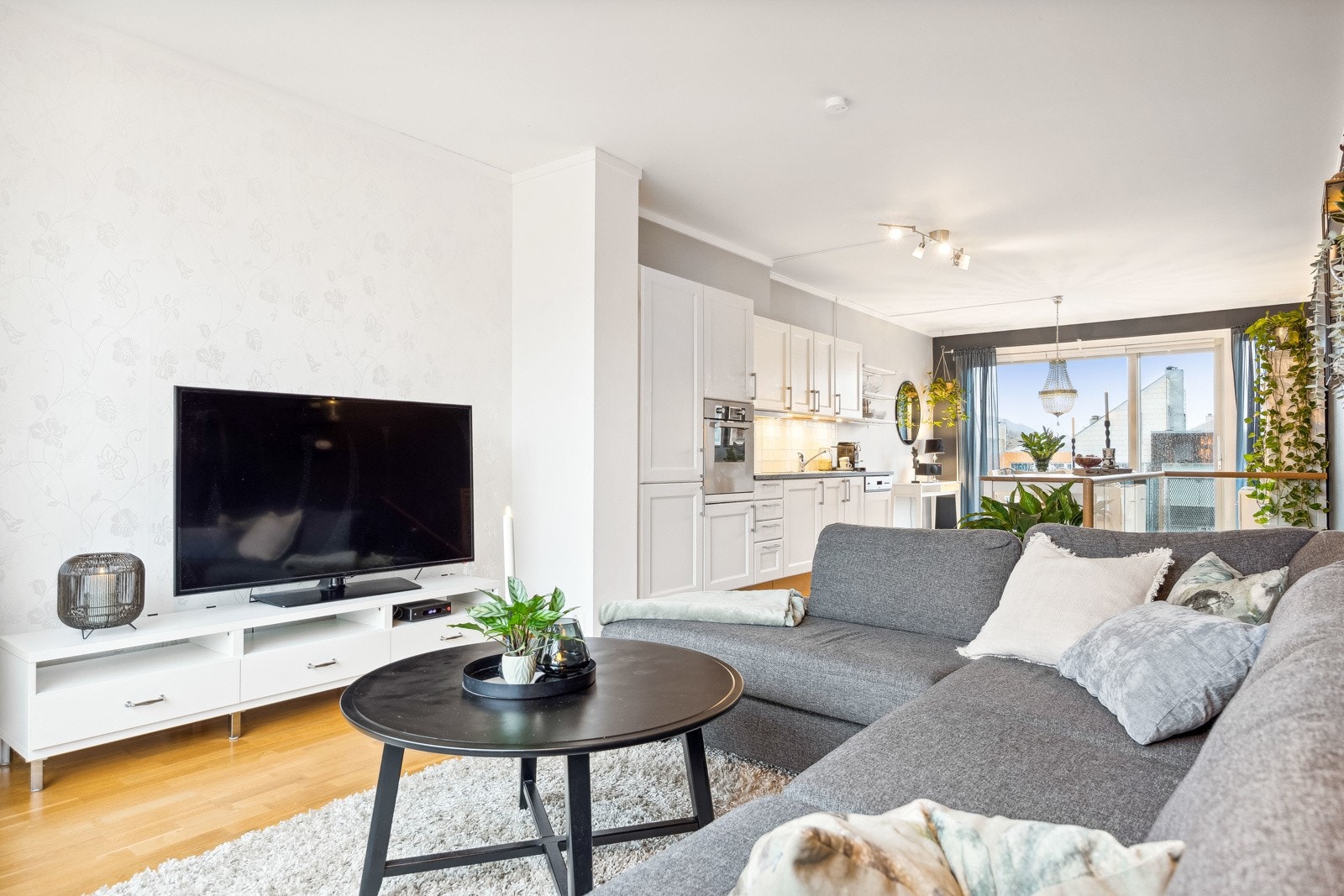 Gjennomgående lys og lun stue. Galleribilde