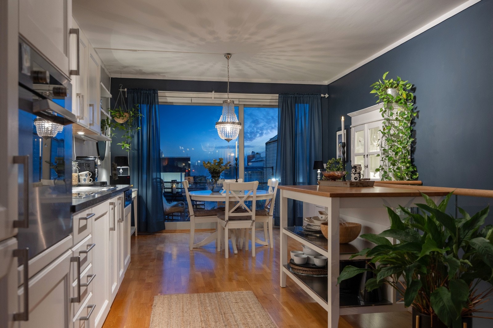 Rekkehuset strekker seg over tre plan inkludert kjeller, og nyter en solrik beliggenhet i Akka Bakka - feltet på Utleir. Galleribilde