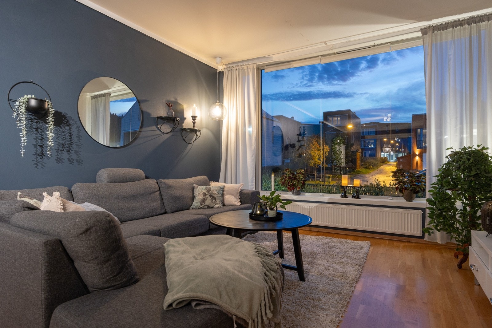 Innvendig byr boligen på praktiske oppholdssoner, gjennomgående høy standard og praktiske løsninger. Galleribilde