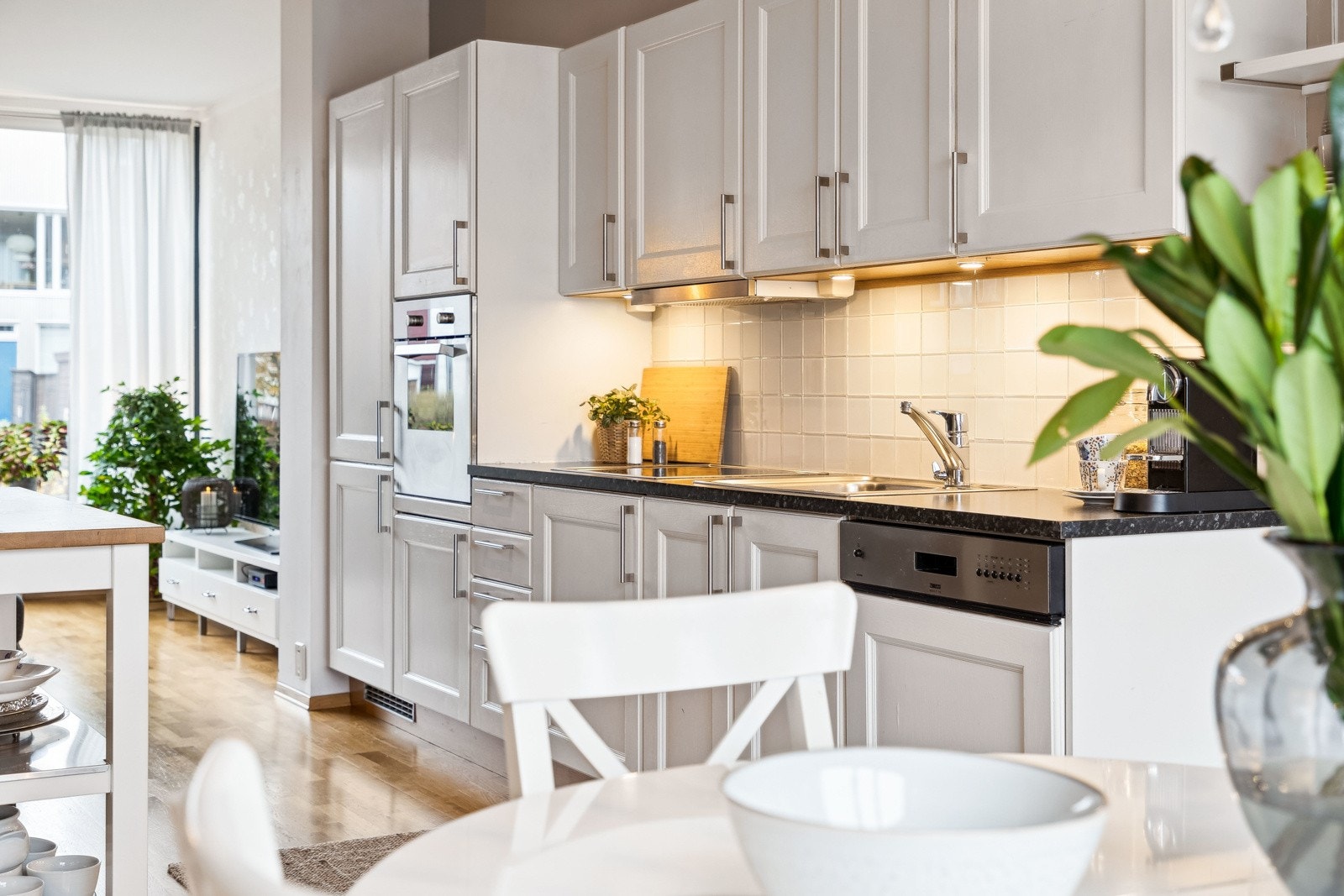 Kjøkkenet har gode oppbevaringsmuligheter i skuffer og skap. Galleribilde