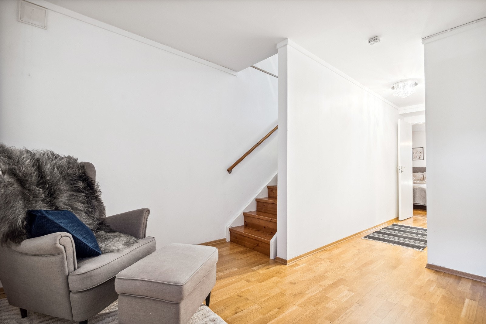 Tar man trappeløpet ned til kjelleren ankommer man et rom på 17,5 kvm med mange bruksmuligheter, eksempelvis tv-stue, lekerom eller kontor. Rommet er godkjent som bod. Galleribilde