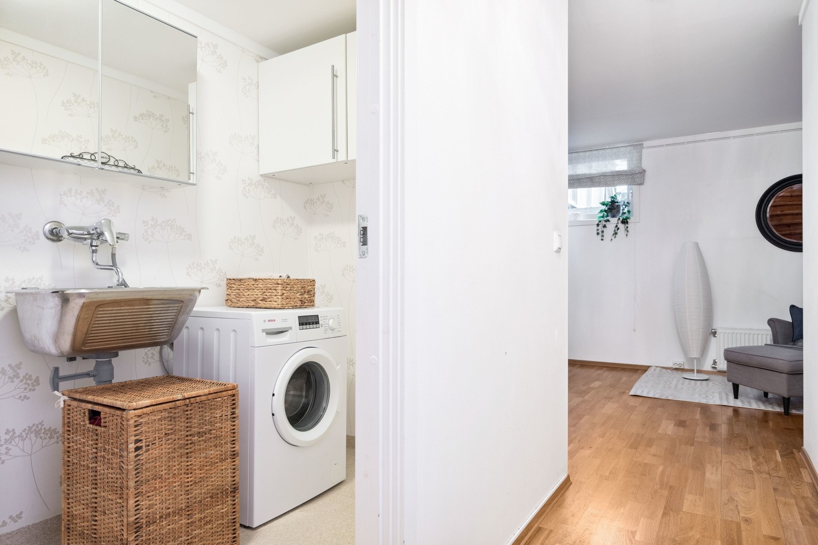 Vaskerommet er innredet med belegg på gulv og våtromsplater på vegger, og videre utstyrt med skyllekum, opplegg for vaskemaskin og skap til oppbevaring. Galleribilde