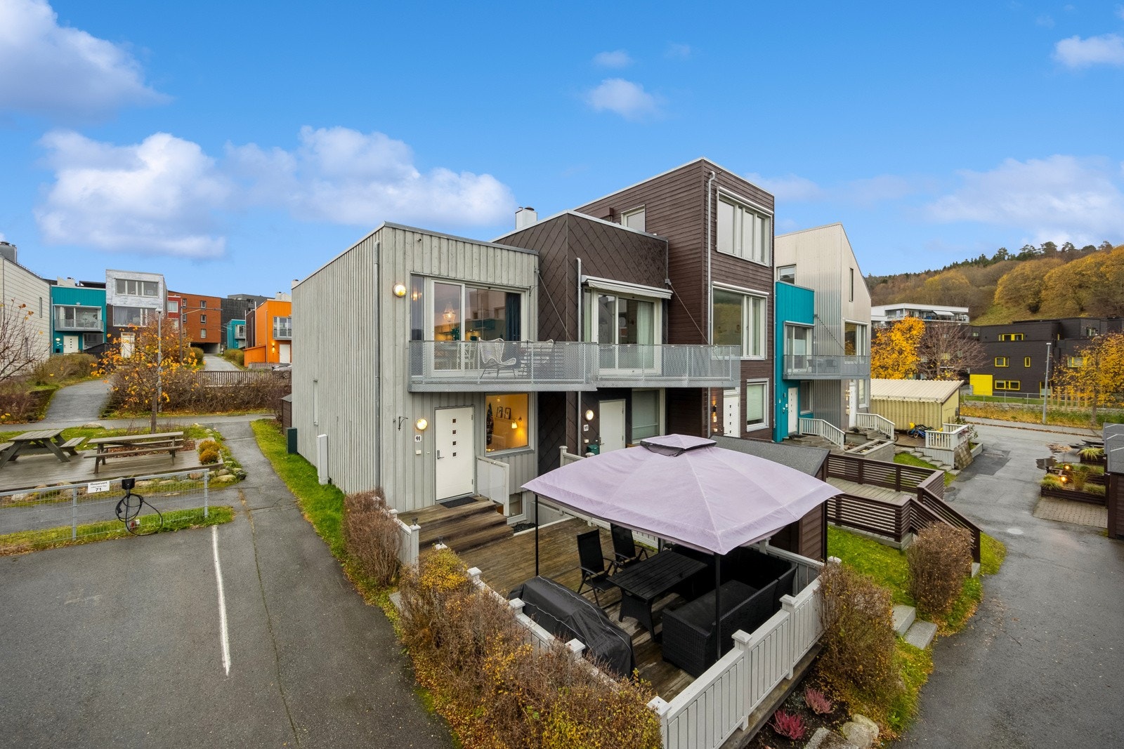 Boligen har en fast parkeringsplass i rekken rett ved som er utstyrt med elbillader. Galleribilde