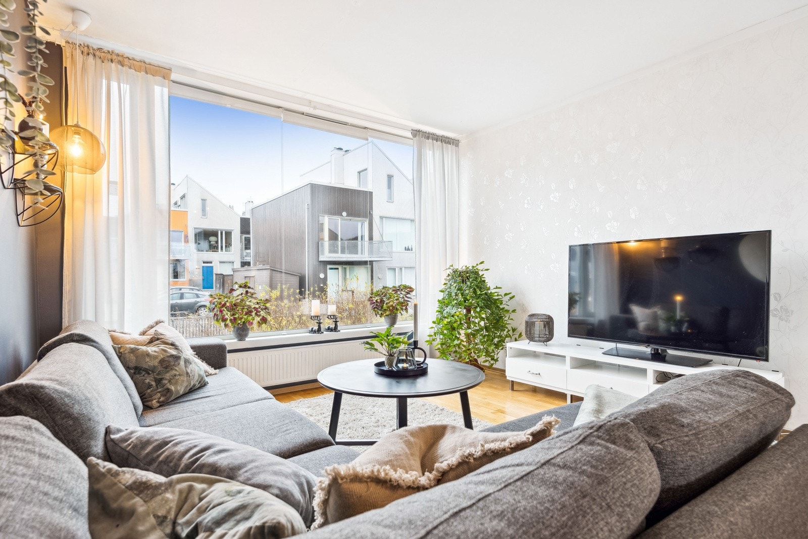 Det er oppvarming gjennom vannbåren fjernvarme via radiatorer. Det ble utført service på anlegget i 2023. Galleribilde