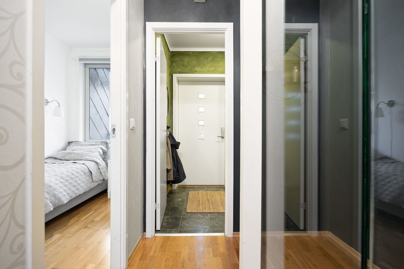 Forbi inngangsdøren venter en entré på 3 kvm med god plass til oppbevaring av klær og sko i en romslig skyvedørsgarderobe. Galleribilde