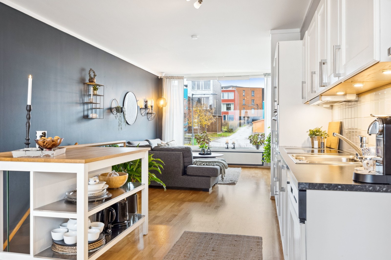 Tar man trappeløpet opp til hovedetasjen ankommer man et oppholdsrom på 38 kvm bestående av stue, spisestue og et pent kjøkken. Galleribilde