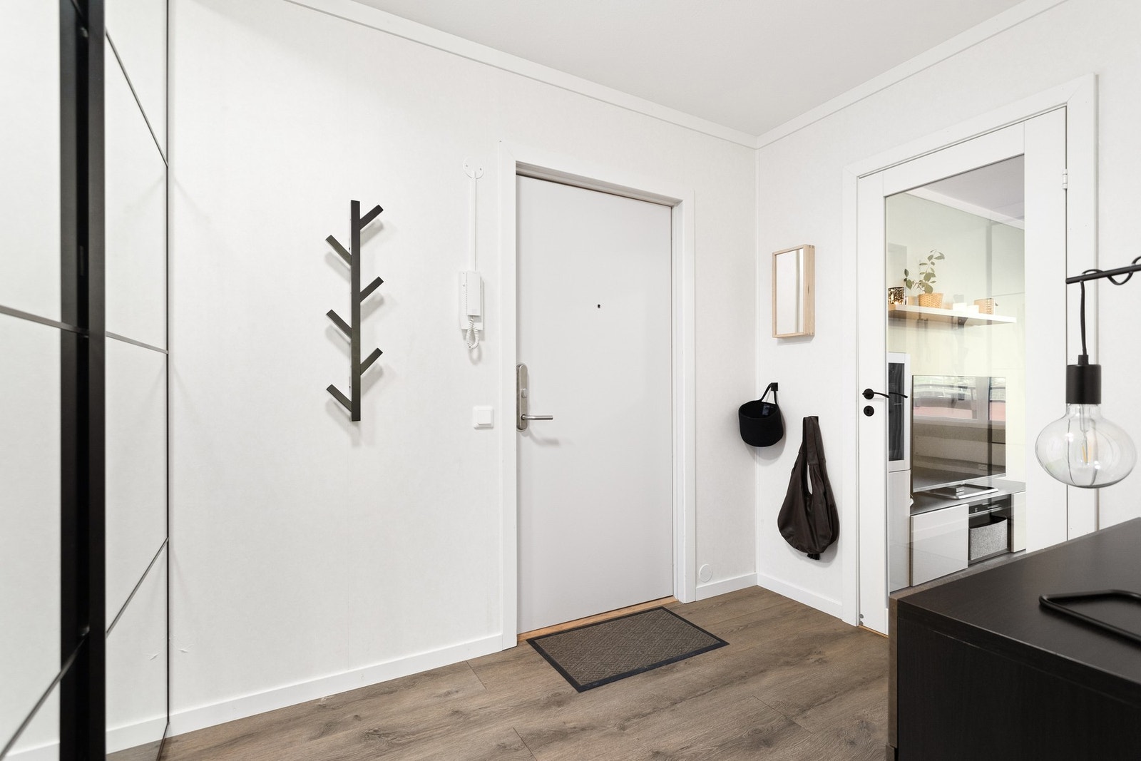 Romslig entré med god plass til lagring av yttertøy. Galleribilde