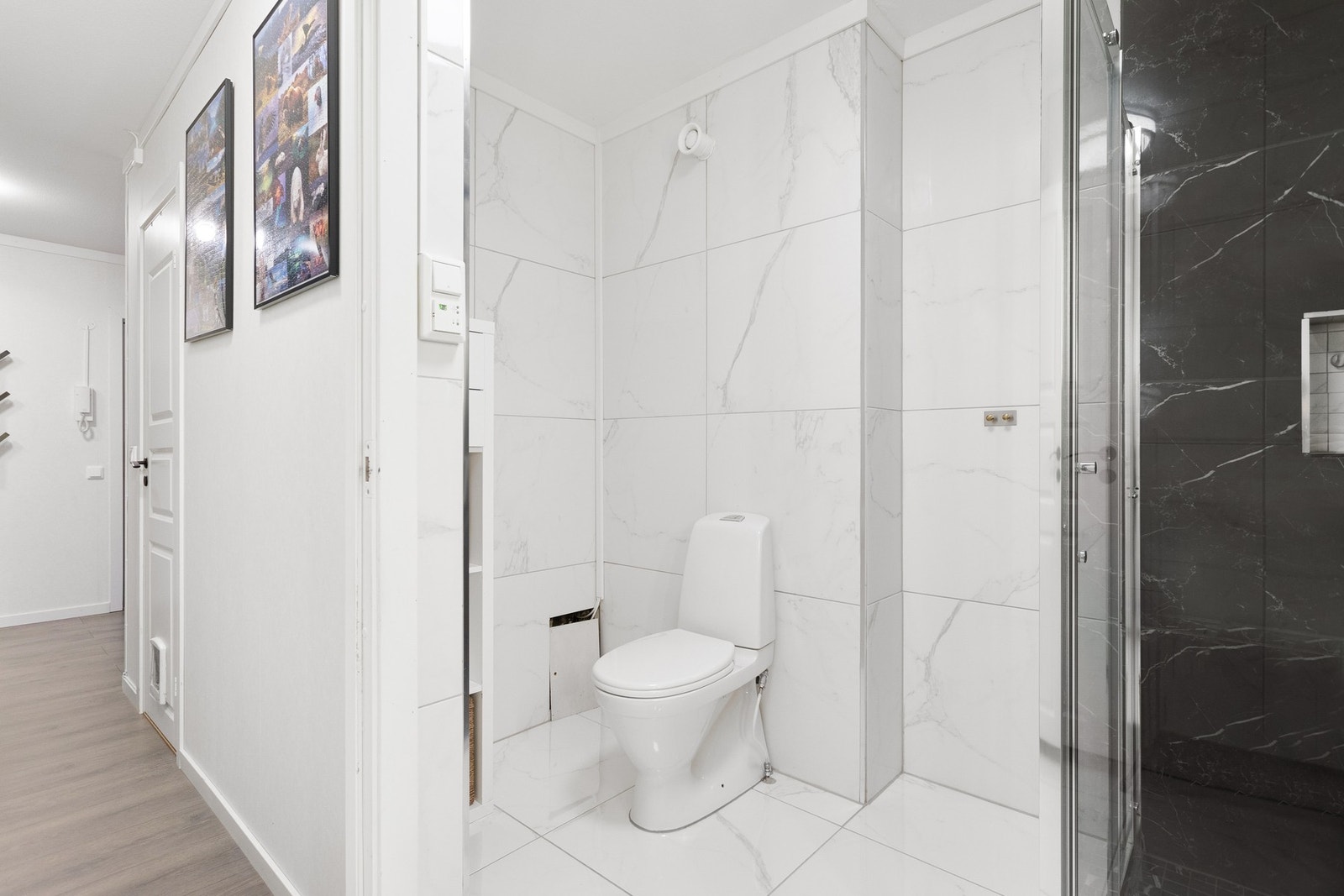Badet er innredet med dusjhjørne, servant med underskap og toalett. Galleribilde
