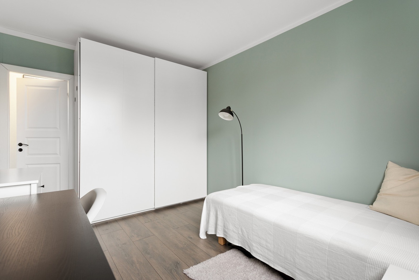 Godt med lagringsplass i stor skyvedørsgarderobe. Galleribilde