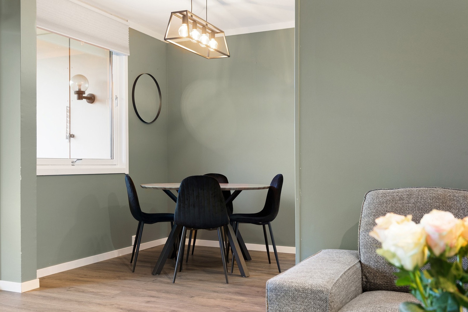 I tilknytting stue/kjøkken er det god plass til et spisebord hvor en kan nyte hyggelige stunder med familie og venner. Galleribilde