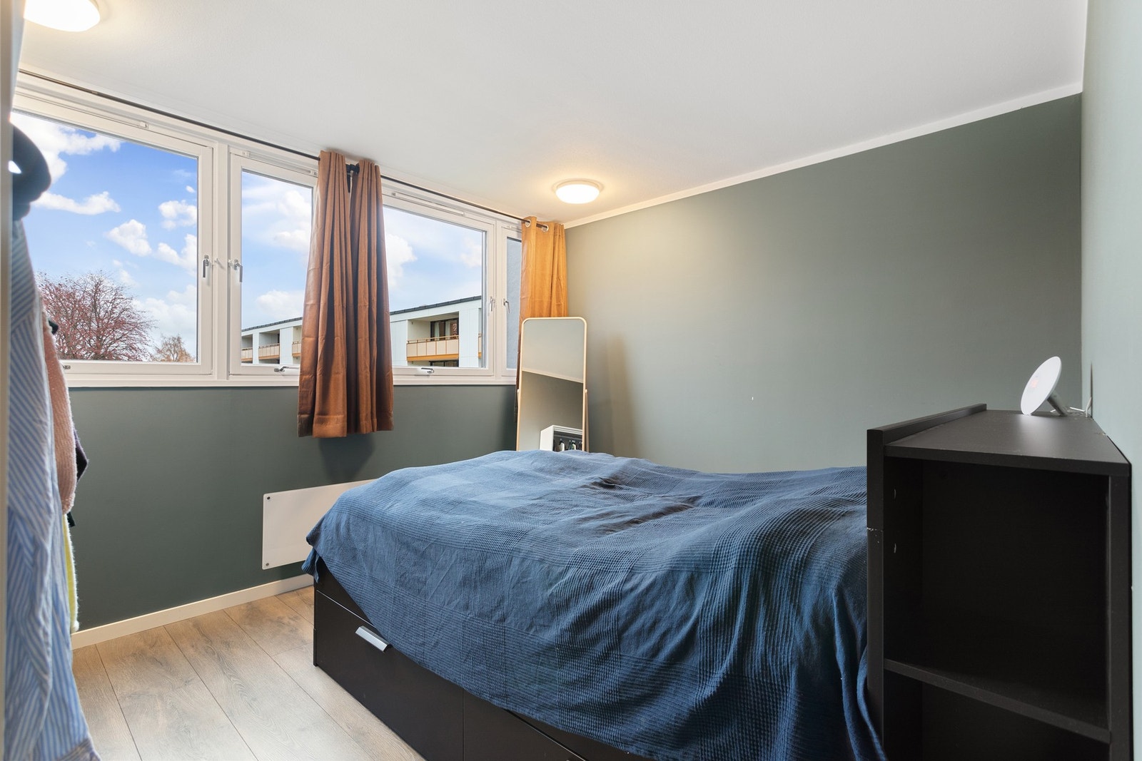Hovedsoverommet er på hele 12,4m². Her er det mulig å sette opp en skillevegg og få 2 soverom. Galleribilde