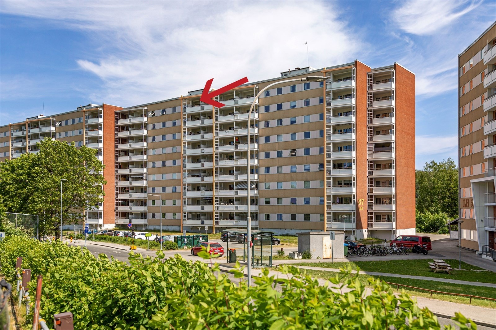 Dette er en pen 3-roms toppleilighet i 9. etasje i høyblokk på Fjell. Blokka har felles inngang fra 1. etasje med heisadkomst til etasjeplan Galleribilde