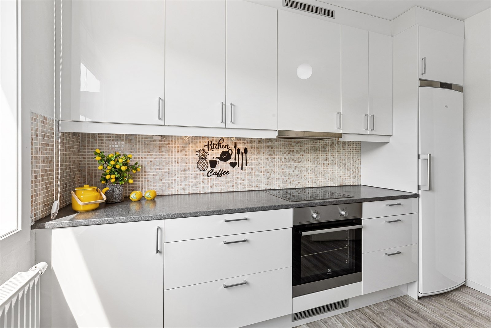 Det er rikelig med oppbevaringsplass i over- og underskap samt skuffer. Integrert komfyr/platetopp medfølger leiligheten Galleribilde