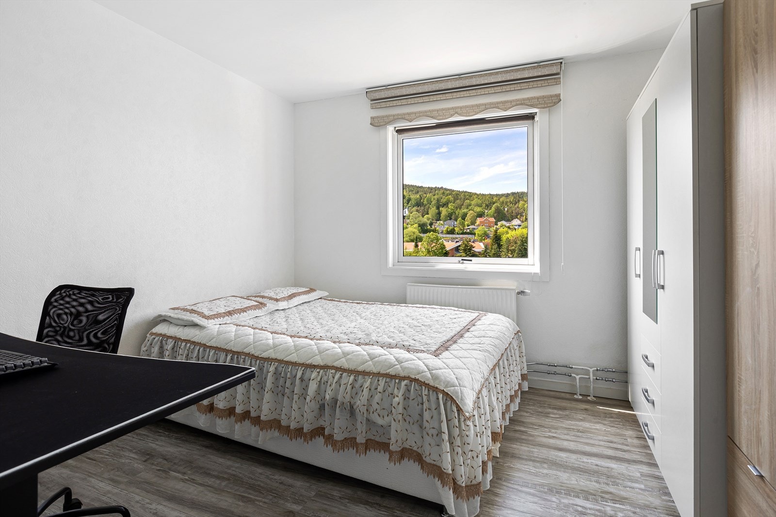 Leiligheten har totalt 2 romslige soverom. Hovedsoverom har god plass til dobbeltseng og rikelig med oppbevaringsplass i garderobeskap Galleribilde