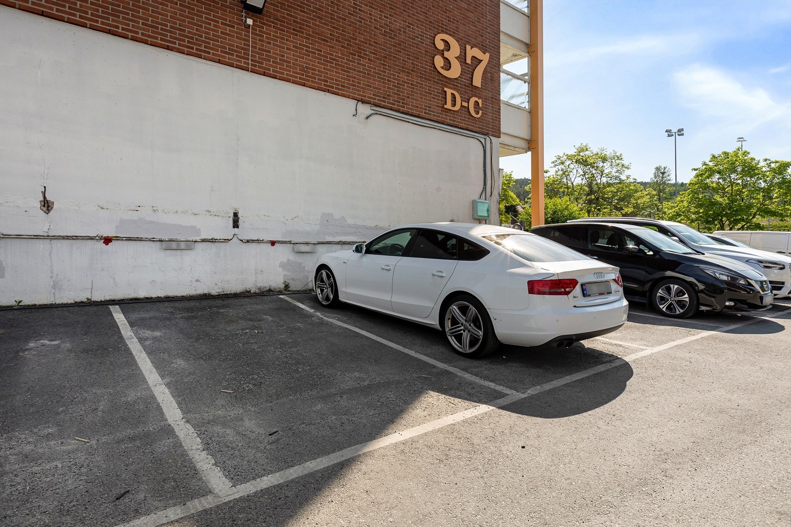 Det er kun en parkeringsplass pr husstand, og disse tildeles etter ansiennitet/liste Galleribilde