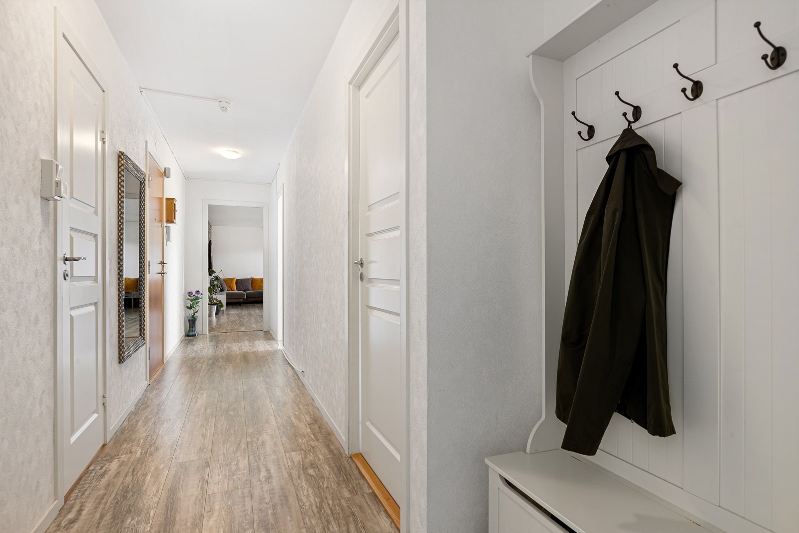 Romslig entré/gang med god plass til å henge fra seg. Gode muligheter for å etablere en garderobeløsning Galleribilde