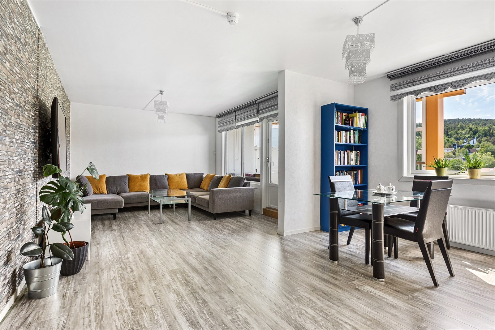 Pen stue med ny laminat og ny tapet/maling på vegger i nyere tid. Stuen har god plass for både sofagruppe og spisestue. Det er rikelig med naturlig lysinnslipp fra store vindusflater Galleribilde