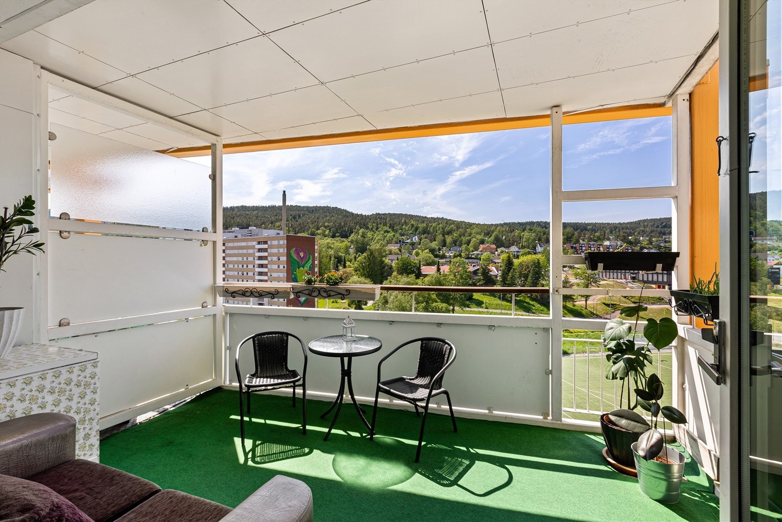 Leiligheten har utgang til romslig overbygget balkong med gode solforhold Galleribilde