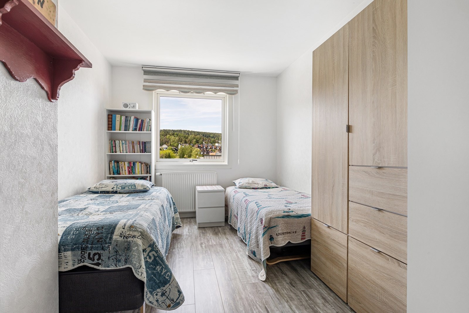 Soverom 2 har god plass til seng og annen innredning samt gode oppbevaringsmuligheter i garderobeskap Galleribilde