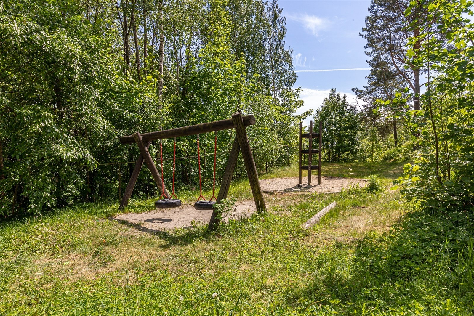 Lekeplass i idyllisk og skjermet omgivelse Galleribilde