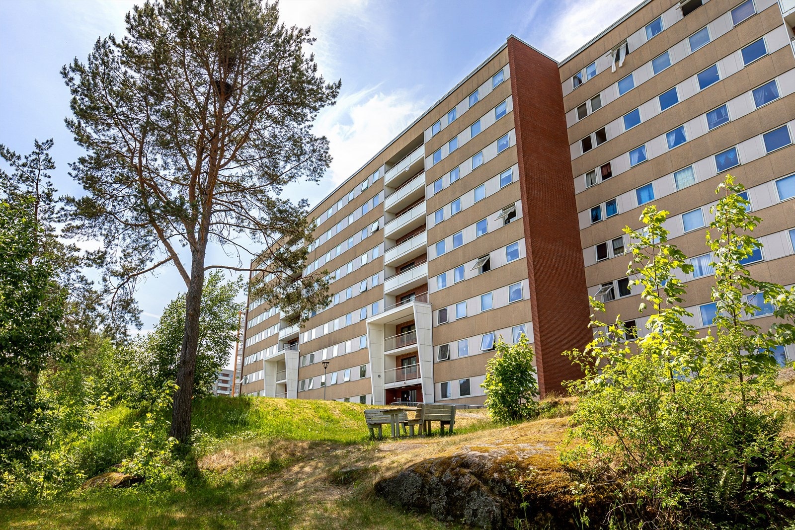 Utvendig fellesareal er opparbeidet med gressplen, sittebenker og flott lekeplass Galleribilde