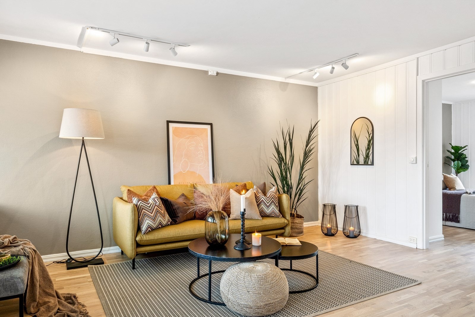 Overflatene er nylig oppmalt i lyse farger og med en behagelig kontrastvegg som bryter fint opp. Det er også lagt ny eikeparkett i hele leiligheten. Galleribilde
