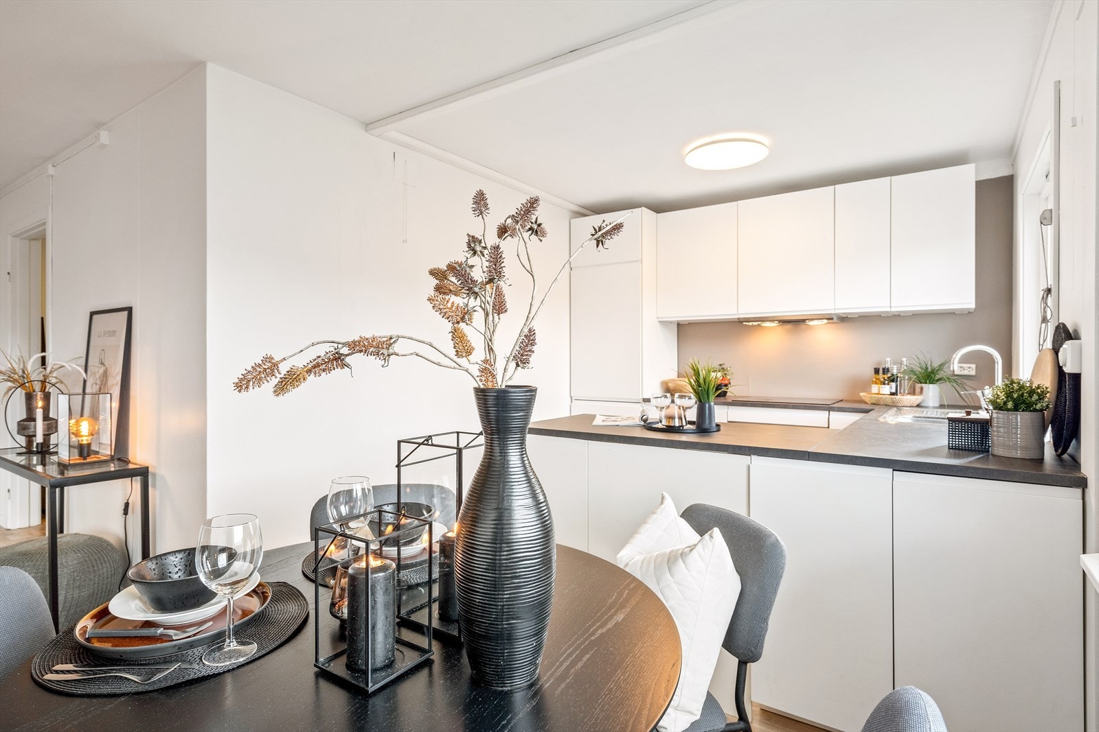 Spisestuen er et naturlig samlingspunkt i leiligheten. Galleribilde