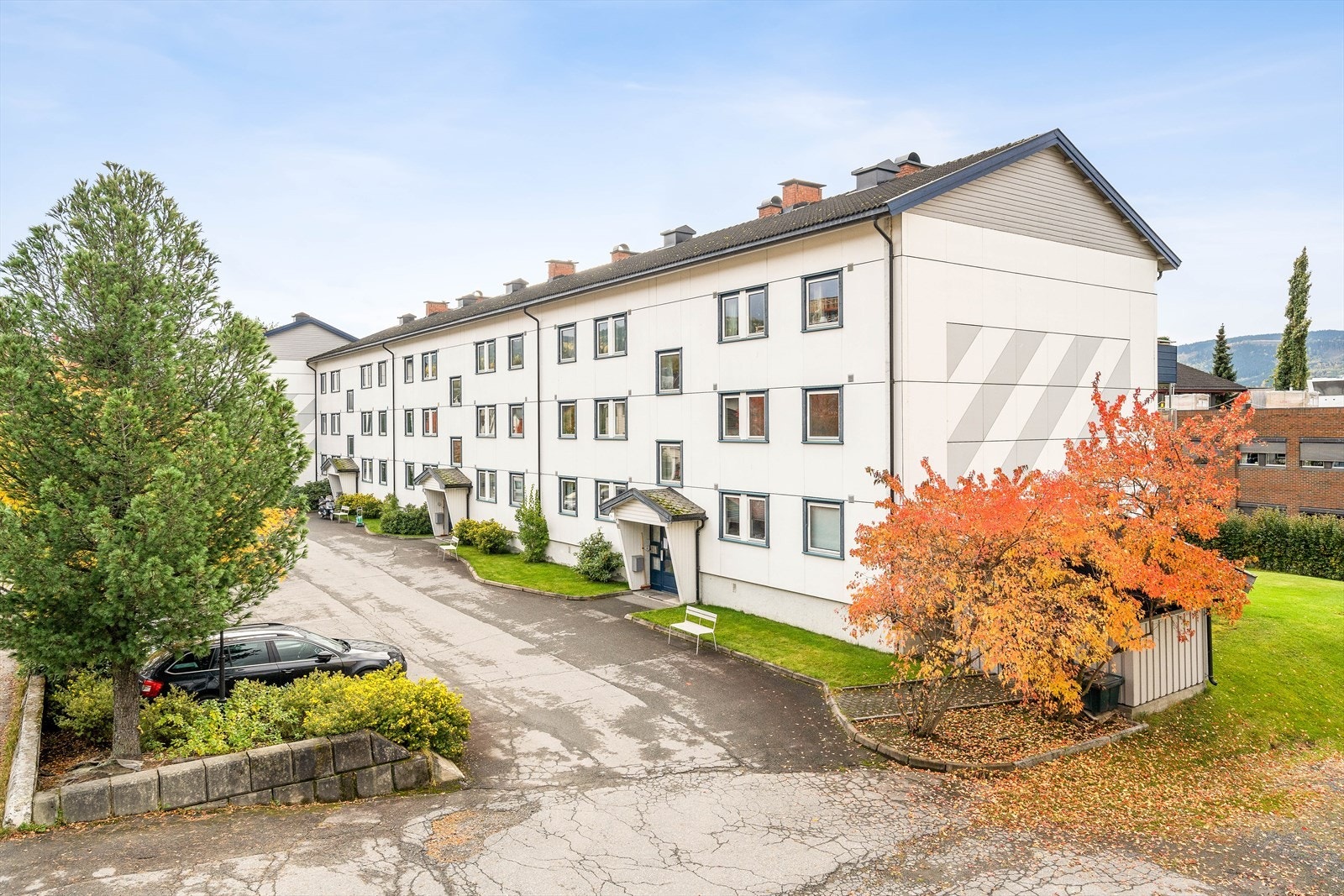 Eiendommen ligger i et rolig og stille boligområde med gode parkeringsmuligheter like utenfor sentrum av Lillehammer. Galleribilde