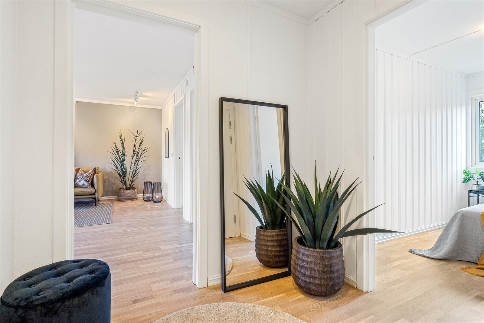 Vi ønsker velkommen inn i en lys entré med plass til møblement. Galleribilde