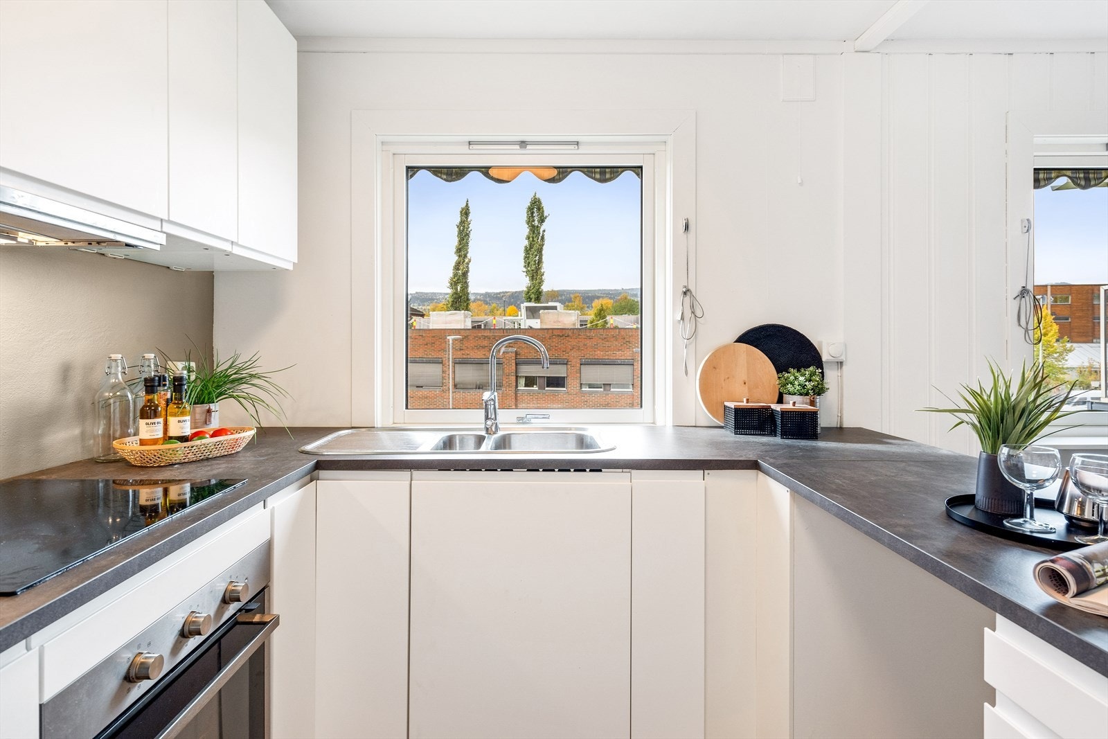 Benkeplaten er av laminat og har nedfelt vask og platetopp. Galleribilde