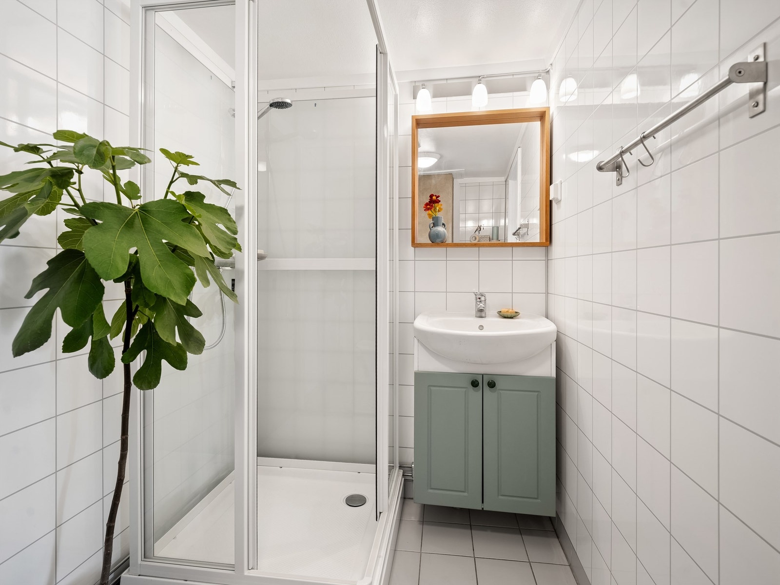 Badet ble i likhet med kjøkkenet renovert i 2012, av innleid fagpersonell. Galleribilde