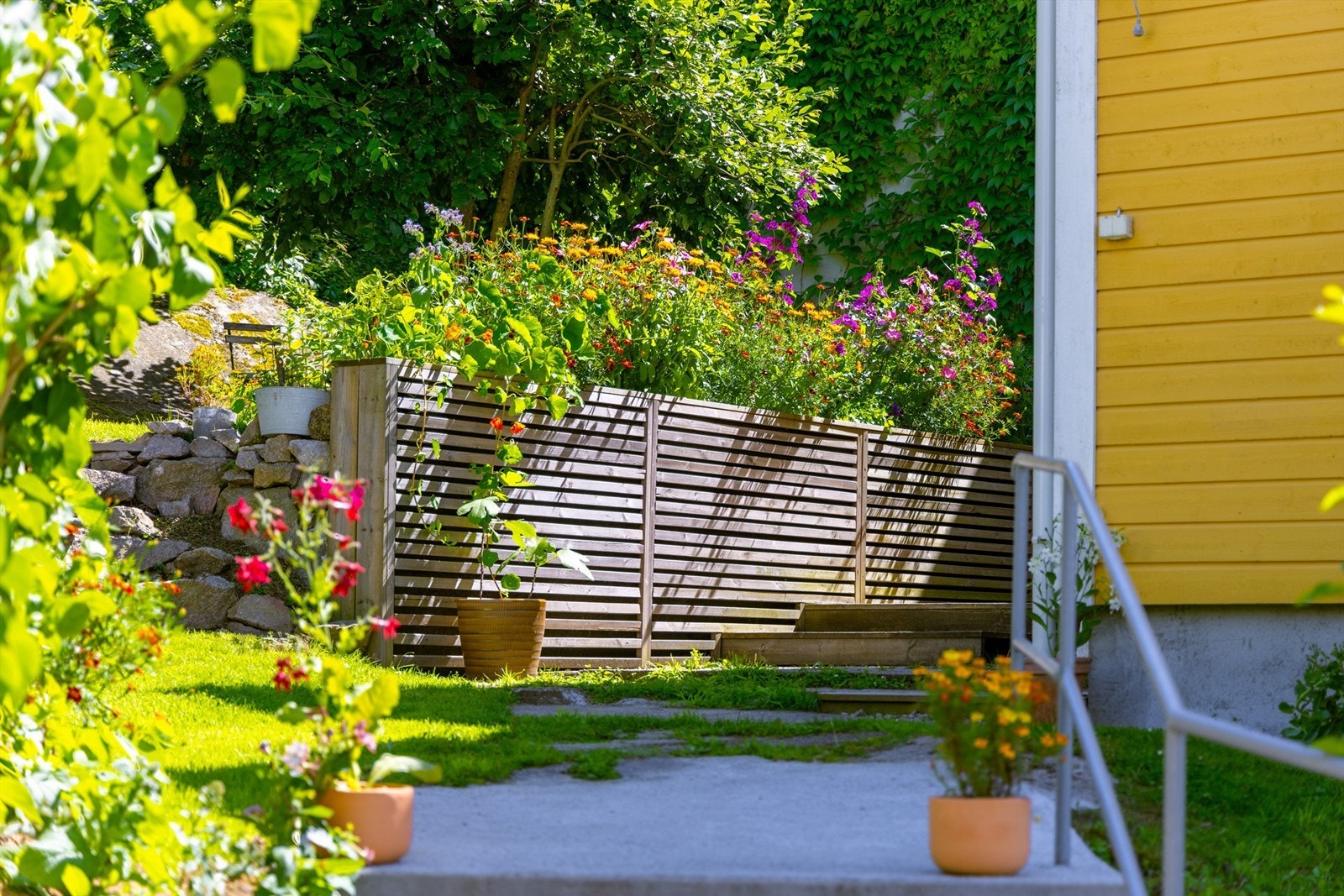 Utenfor kjøkkenet er det følgende spiselige blomster og urter: oregano, timian, rosmarin, kruspersille, bladpersille, mynte, ringblomst, lavendel, blomkarse, tagetes, malva, chili. Galleribilde