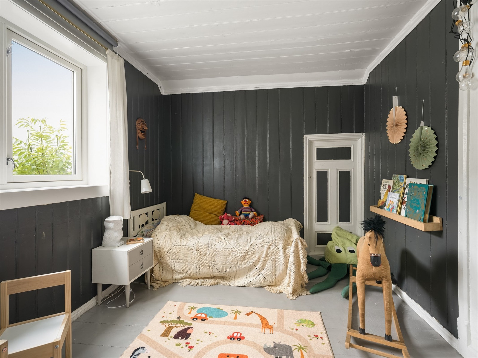 Kneloft representerer gode lagringsmuligheter i andre etasje. Galleribilde
