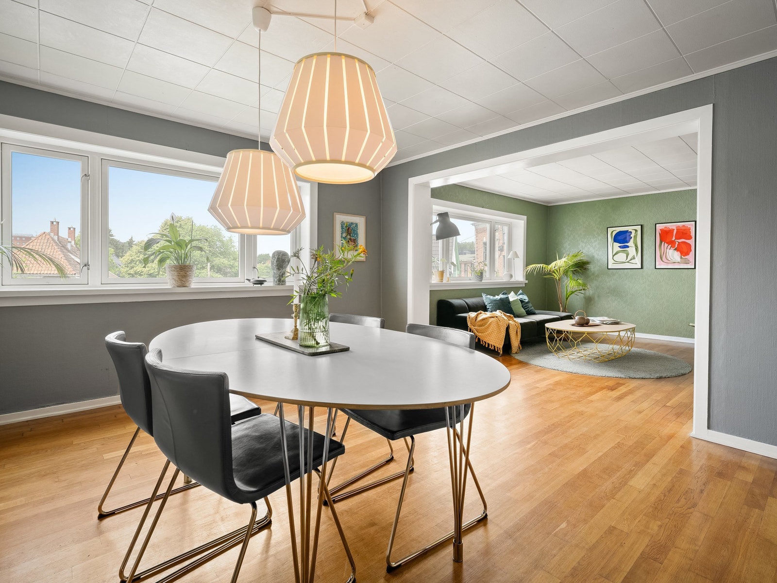 Store vinduer gir utsyn og fyller stuene med naturlig lys. Innsyn er det lite av. Galleribilde